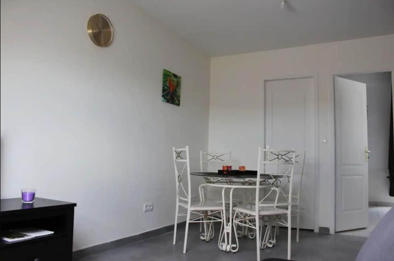 Ferienwohnung Chez Nous -Parking Gratuit Et Wifi A Vierzon Exterior foto
